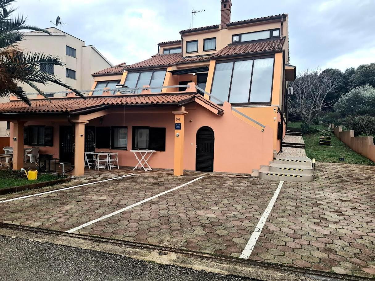 Apartmani Delas Pjescana Uvala Exteriör bild